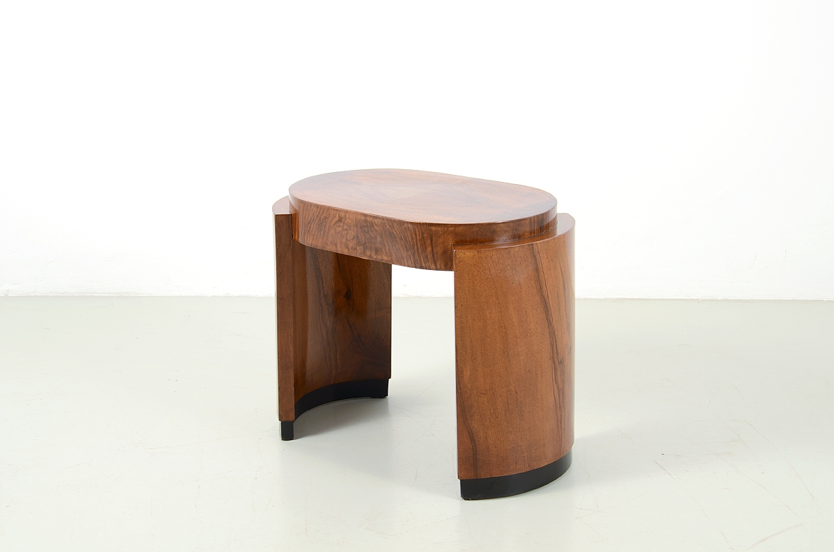 Piccolo tavolino in legno e piuma di noce, attr. Marcello Piacentini, Italia 1930ca.