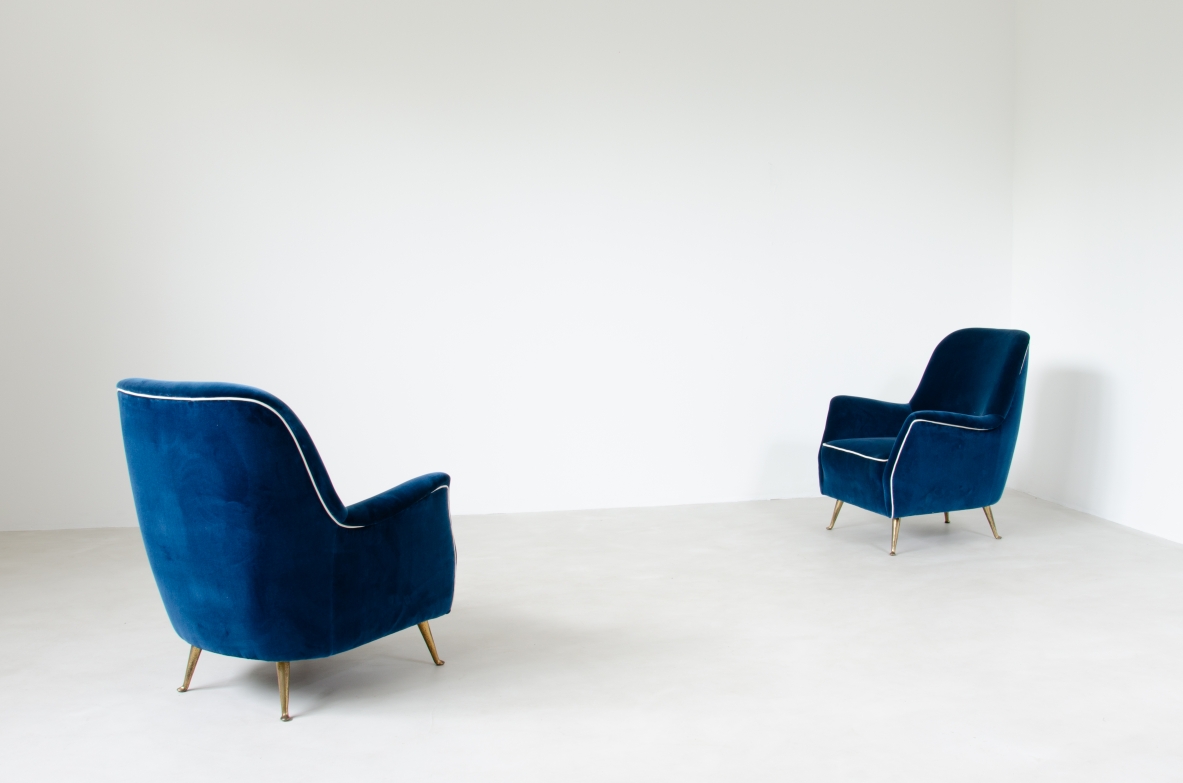 Coppia di eleganti poltrone rivestite in velluto blu, con piedini in ottone. Manifattura italiana, 1940ca.
