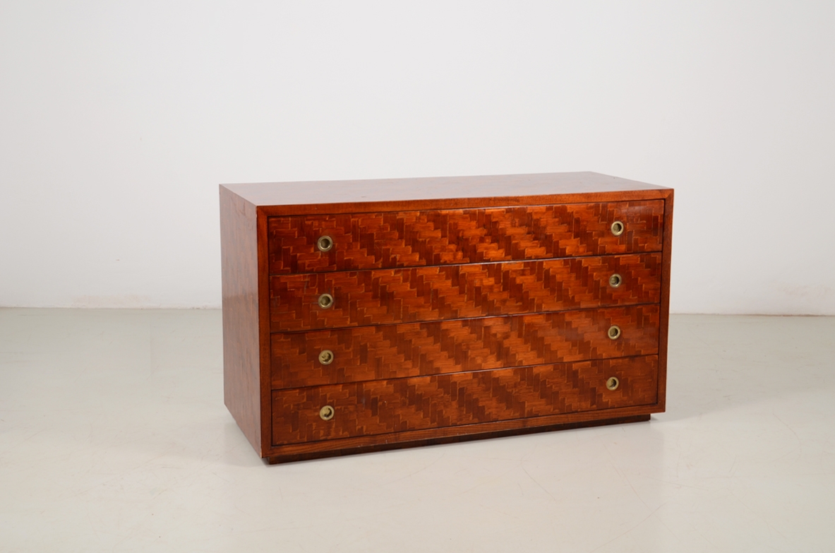 Cassettiera in legno intarsiato a motivi geometrici. Manifattura italiana, 1970ca.