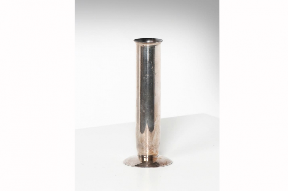 Gio Ponti, vaso monofiore in metallo argentato. Prod. Argenteria Arthur Krupp, Milano.