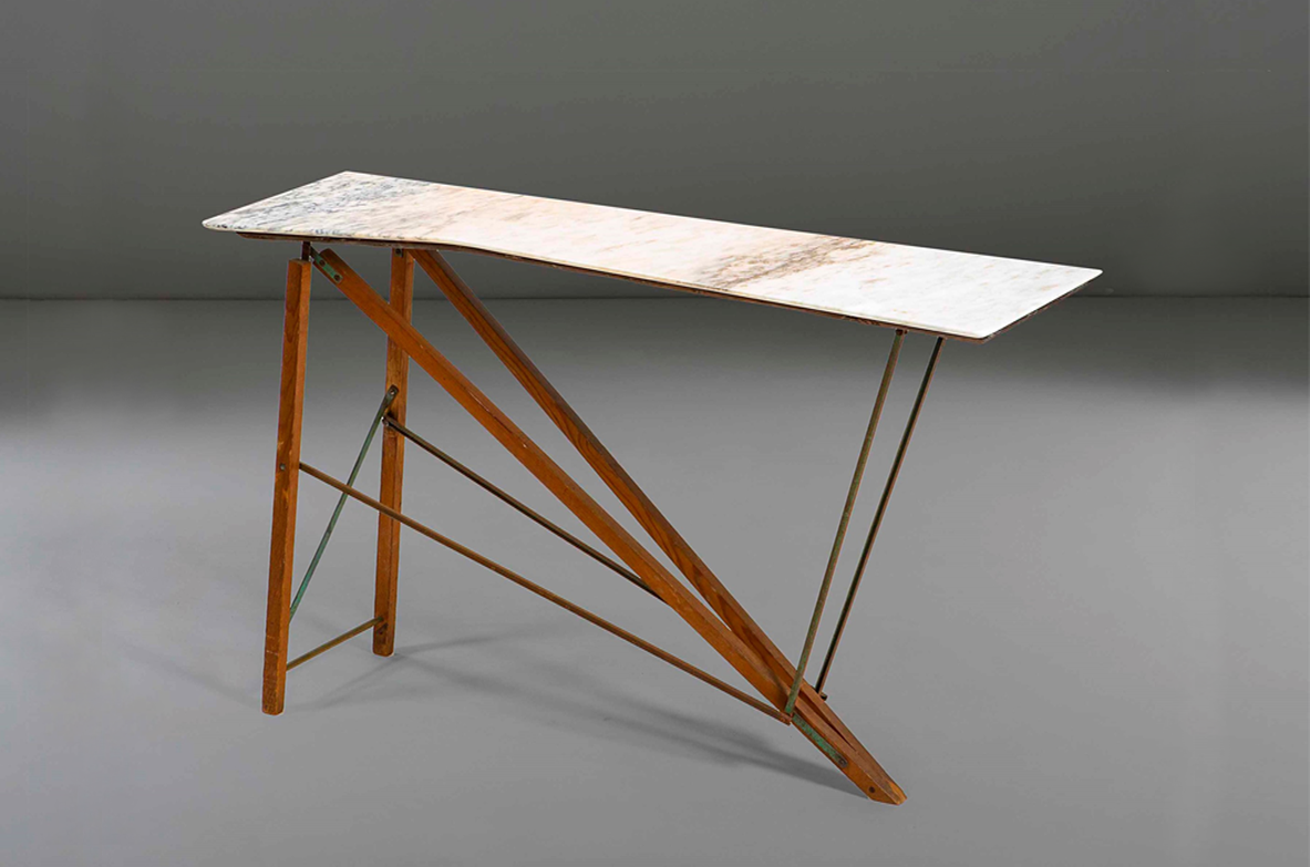Consolle con struttura e sostegni in legno e metallo, piano in marmo sagomato. Manifattura italiana, 1950ca.