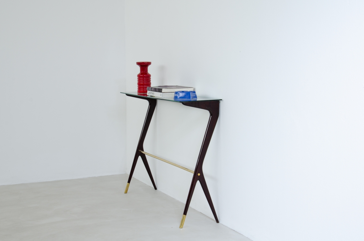 Elegante console in legno tinto con piano in vetro.  Manifattura italiana 1950ca.