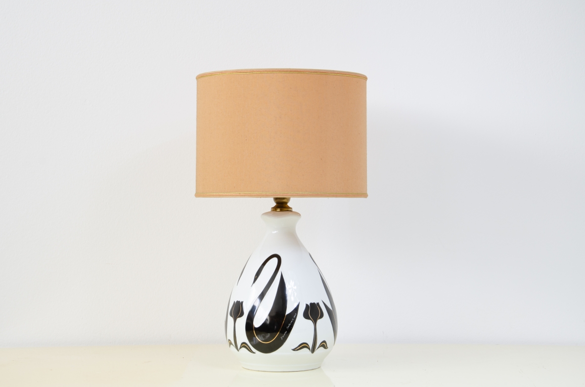 Ettore Sottsass, lampada con base in ceramica dipinta.  Firmata Ettore Sottsass 1962.