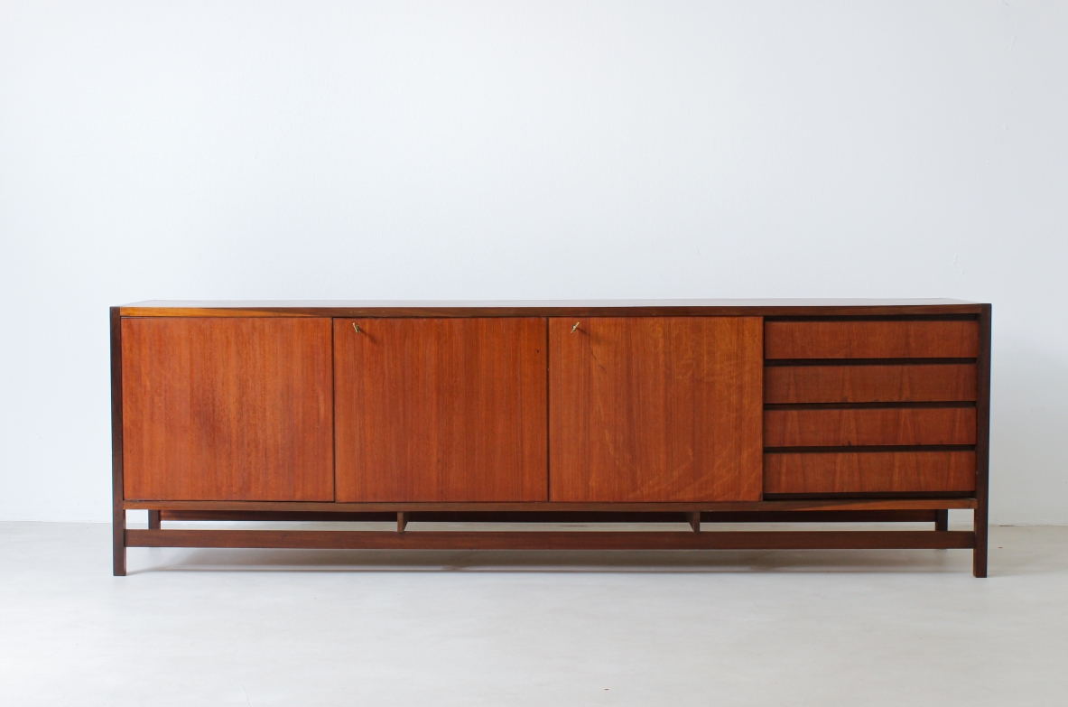 Mobile contenitore in legno biondo con ante e cassetti.  Manifattura italiana anni 60.