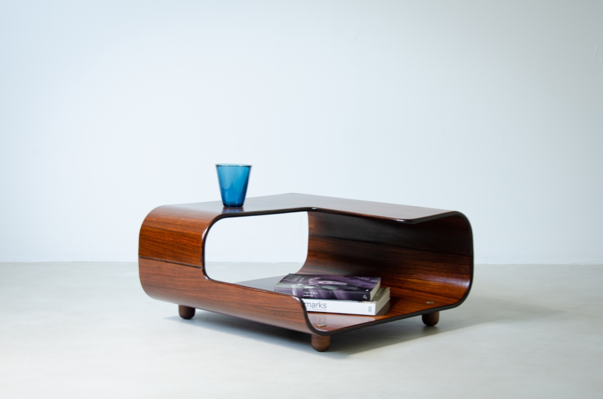 Tavolino in legno curvato con doppio piano d'appoggio.  Manifattura ialiana, 1960ca.