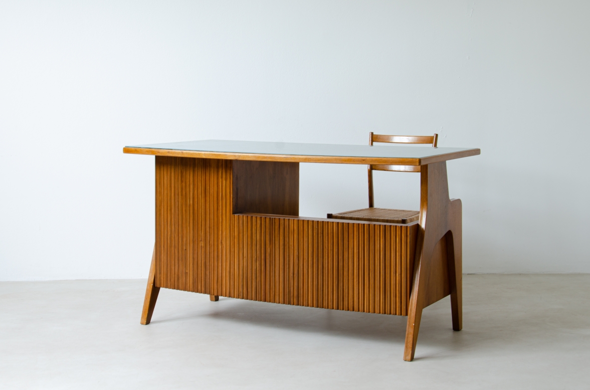 Scrivania in rovere con struttura in legno cannettato e piano in vetro opaline verde. Scuola di torino, 1950ca.