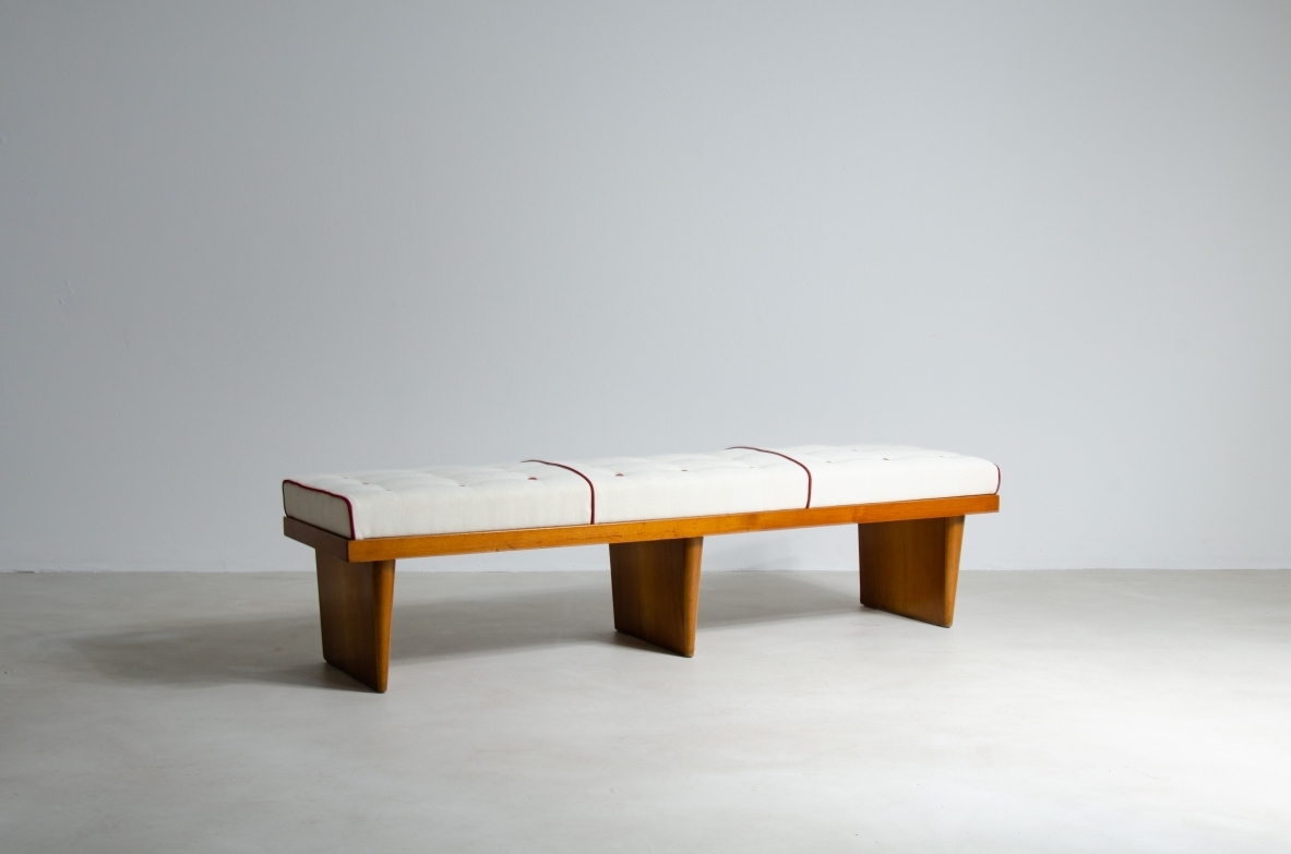 Panca con struttura in legno a tre montanti e seduta in tessuto imbottito. Attribuzione Gio Ponti, 1950ca.