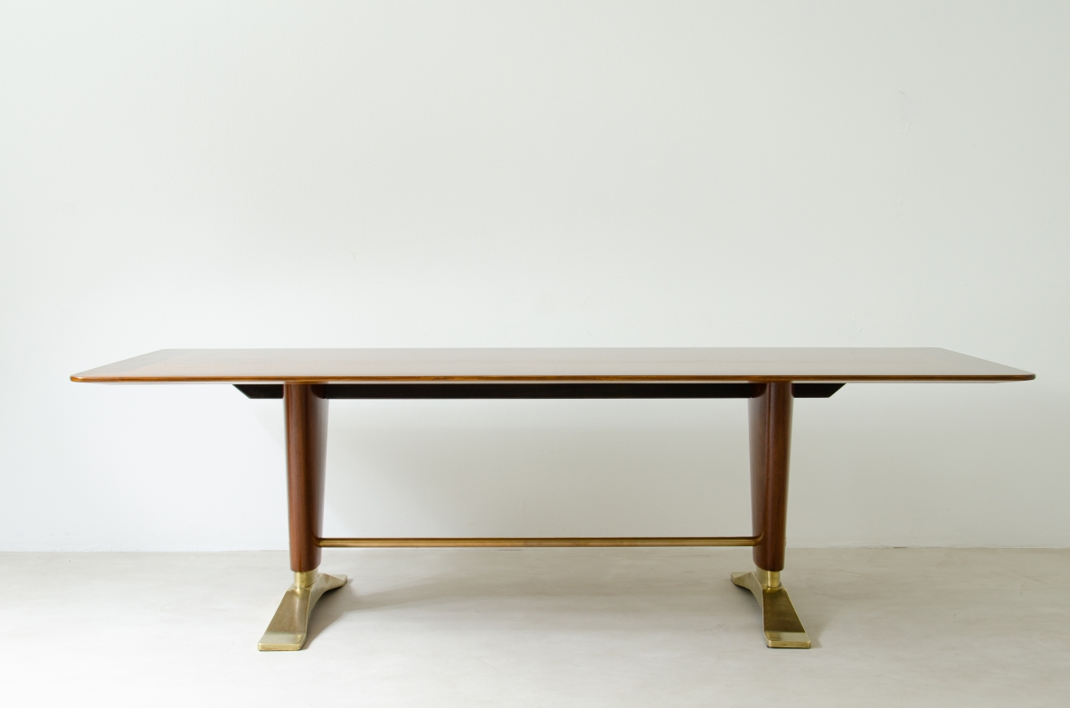 Grande tavolo in legno di noce con due montanti tenuti da traversa in ottone e importanti basamenti in fusione di bronzo.  Manifattura italiana 1940ca.