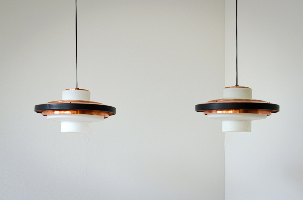 Coppia di lampadari in vetro opaline e disco in rame. Stilnovo, 1960ca.