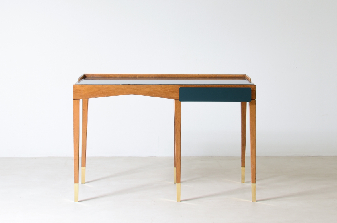 Raffinato scrittoio in rovere con piano in vetro opalino e alzatina e cassetto sagomato rivestito in polipropilene. Lunghe gambe con puntali in ottone.  Attribuzione Gio Ponti, manifattura primi anni 50.