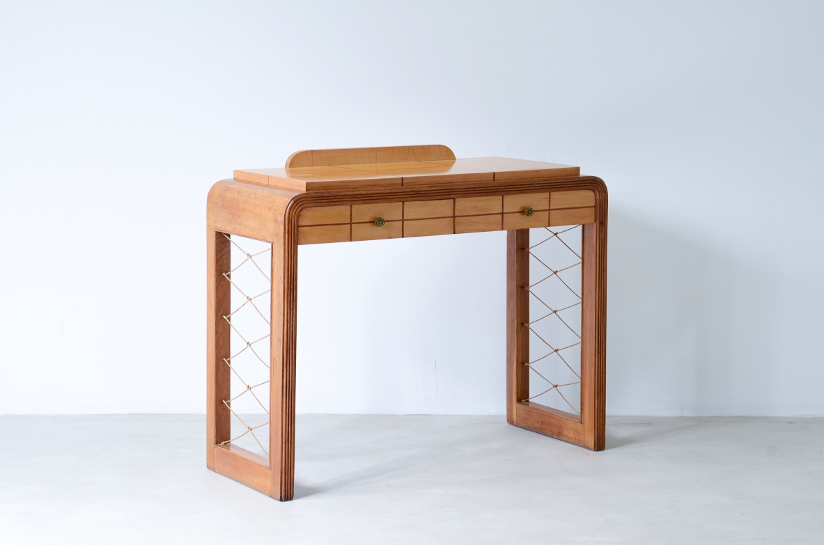 Piccola console in legno biondo con filettature sul piano, due cassetti sul fronte e montanti con intrecci geometrici in corda.