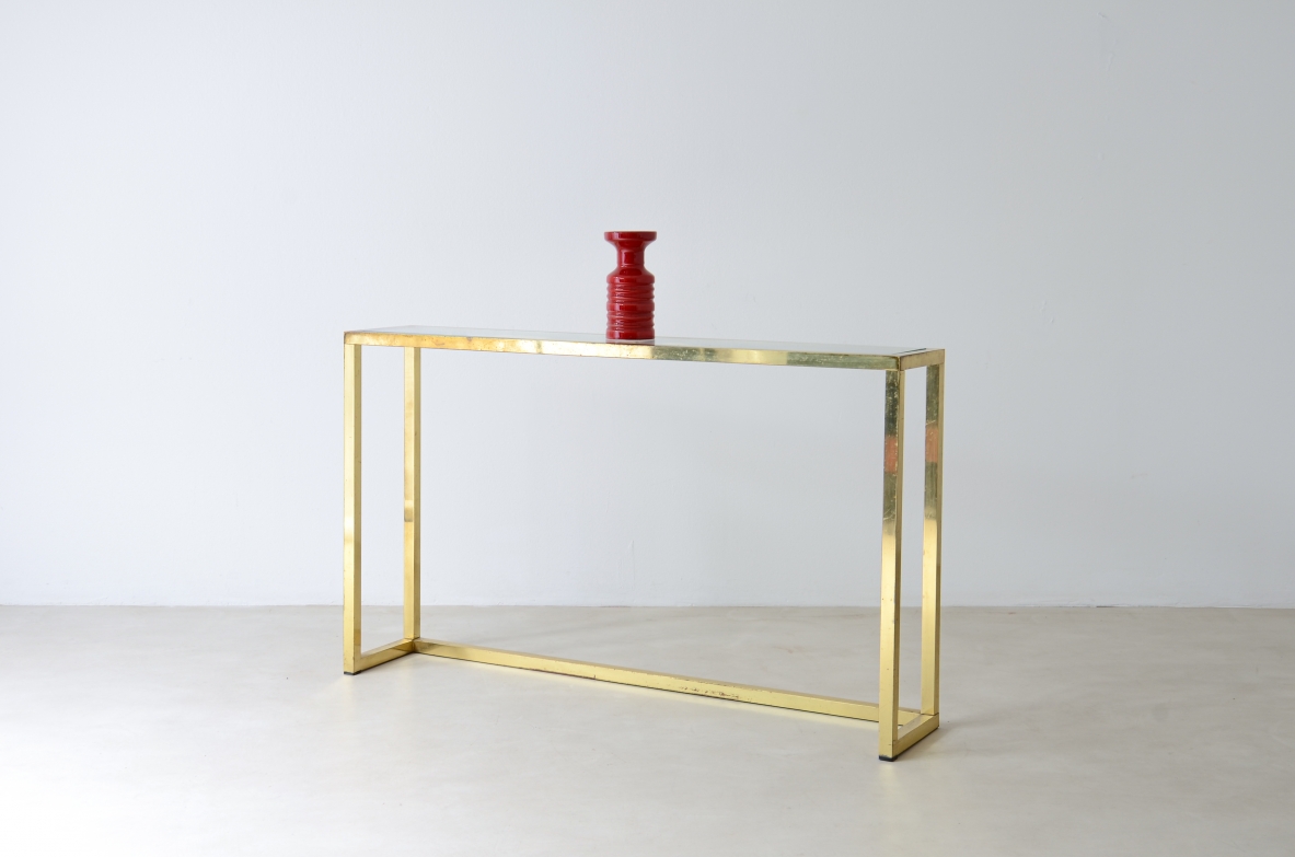 Romeo Rega  Console in ottone con piano in vetro molato.  Manifattura italiana 1970ca.