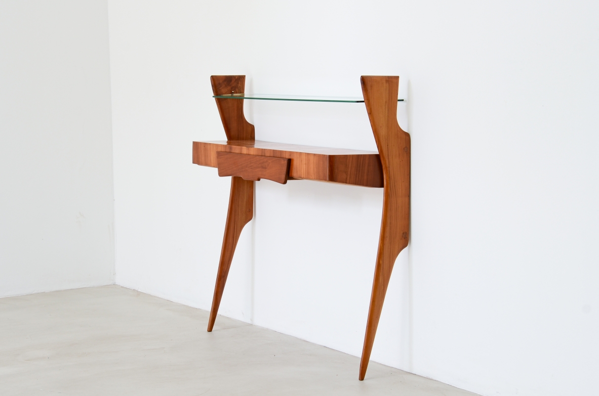 Console in ciliegio con sottili gambe, piano con cassetto centrale e piano in vetro molato.