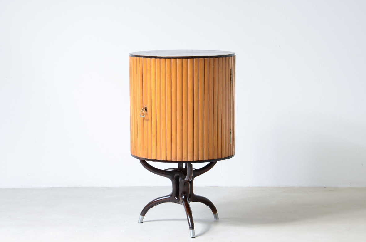 Piccolo bar da centro a forma di colonna in legno biondo con base in legno curvato nello stile di Ico Parisi.  Manifattura italiana 1950ca.
