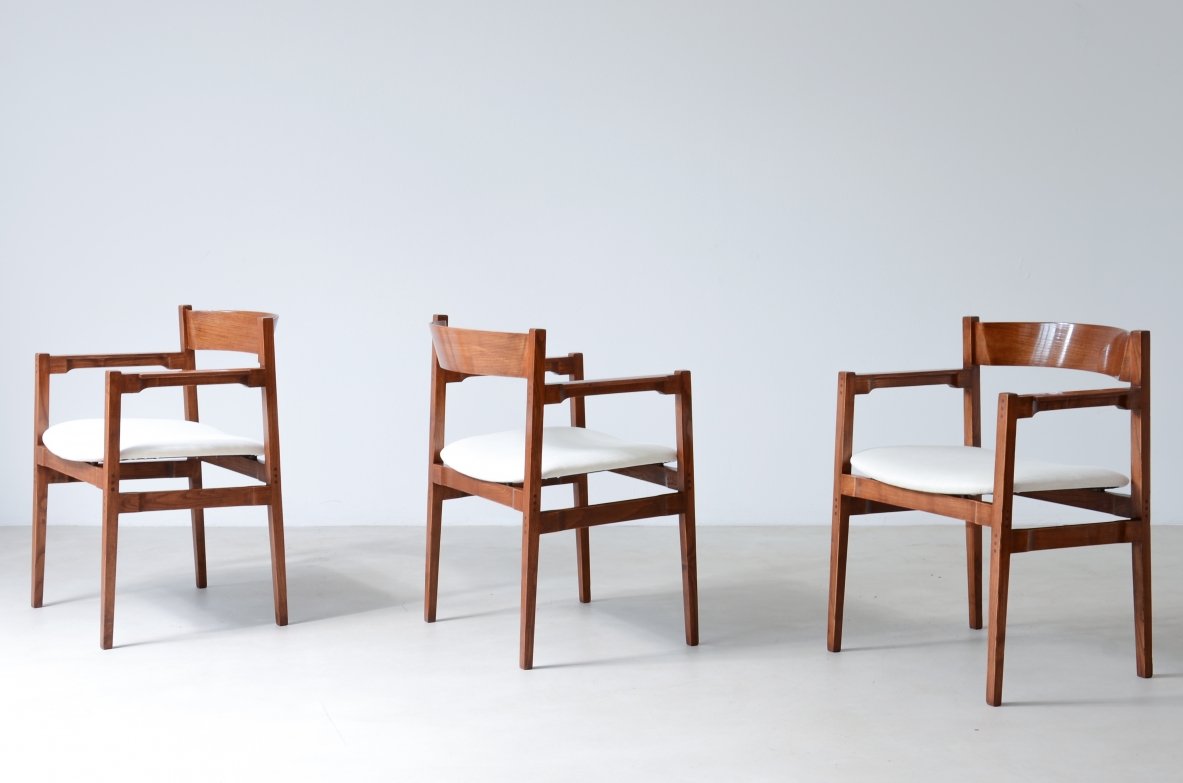 Gianfranco Frattini (1926-2004)  Raro set di 12 poltroncine con struttura in legno e rivestimento in skai originale.  Manifattura italiana 1960ca.