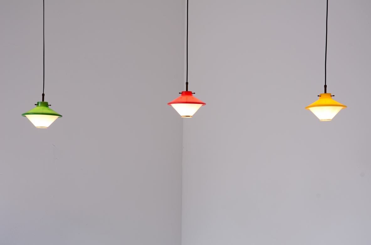 3 piccole lampade da soffitto in vetro stampato e colorato con dettagli in ottone.  Manifattura italiana, 1950.