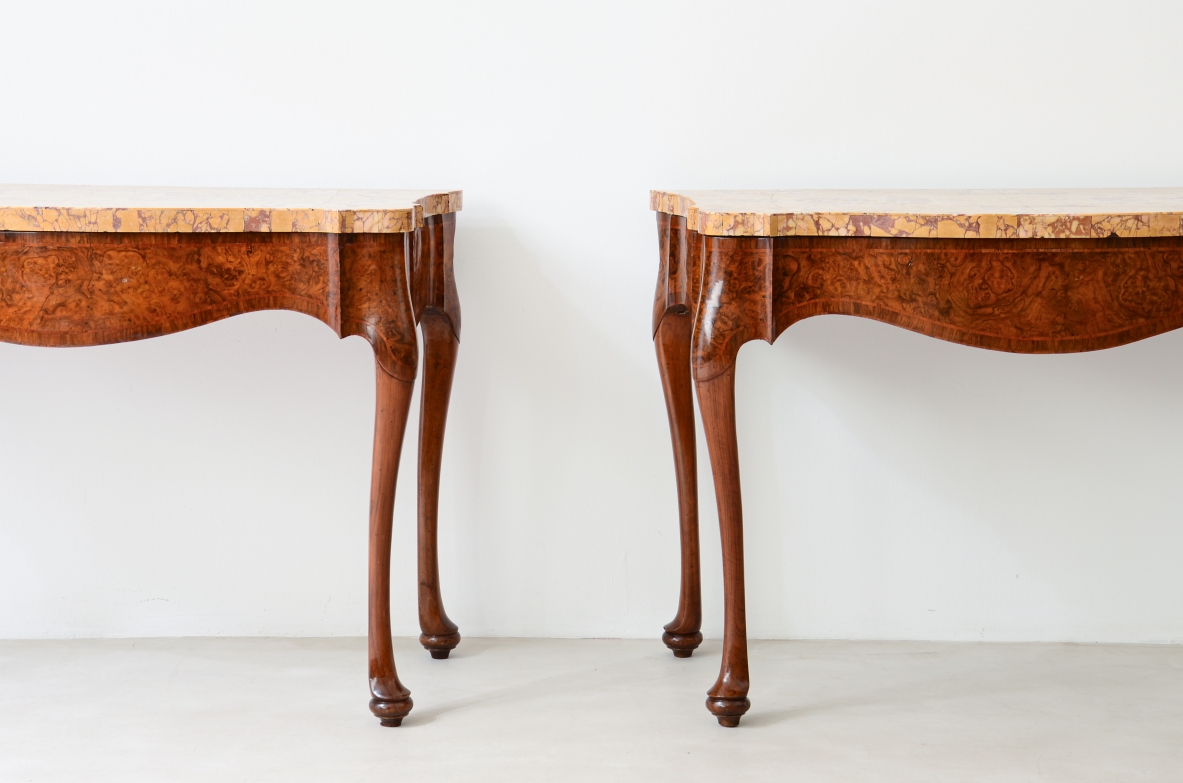 Coppia di importanti console in radica di noce con fascia mossa e gambe tornite. Piano lastronato in marmo giallo antico di provenienza romana.  Manifattura 1750 circa