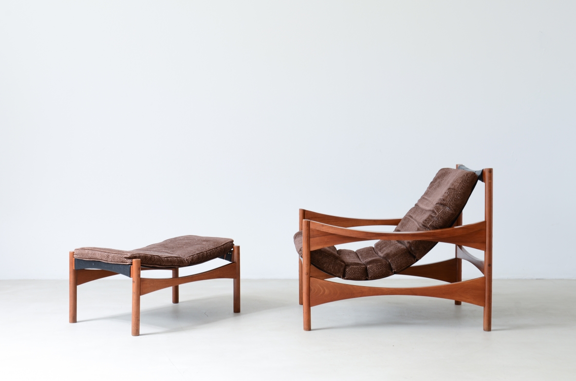 Franco Bettonica poltrona con poggiapiedi modello P40 in legno di noce Podruzione Poltronova 1959.