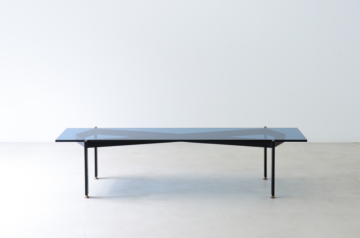 Fontana Arte Milano  Elegate tavolo basso con struttura i metallo e piano in cristallo molato blu di forte spessore.