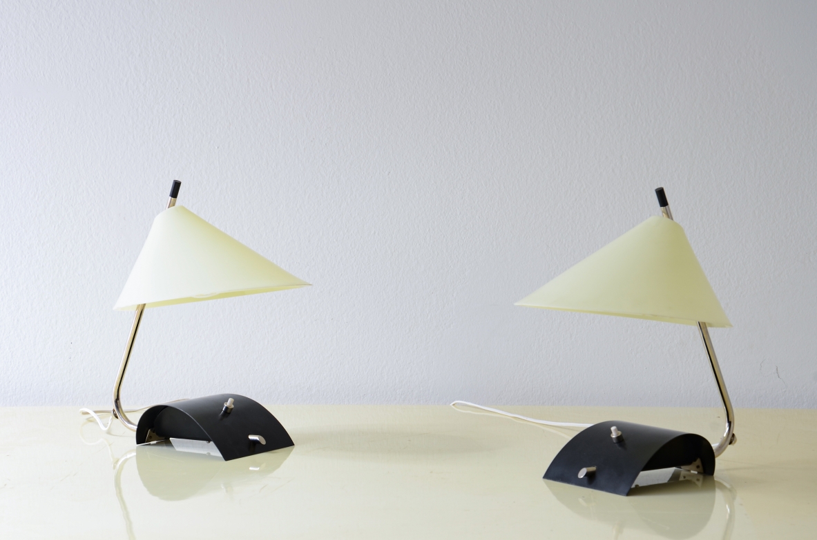 Coppia di lampade da tavolo in metallo e ottone con cappello in perplex.  Etichetta del produttore.  Produzione Stilnovo, 1950ca