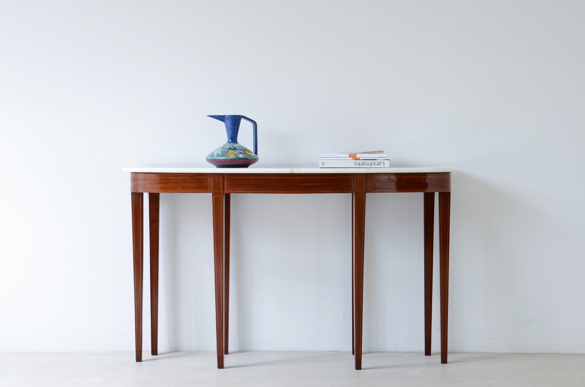 Elegante console a otto gambe rastremate con piano in marmo Carrara.  Manifattura italiana anni 50ca.