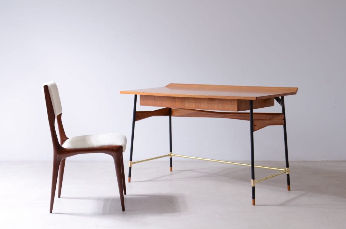 Scrivania con piano e cassetti in legno, struttura in metallo e ottone Manifattura italiana anni 60.